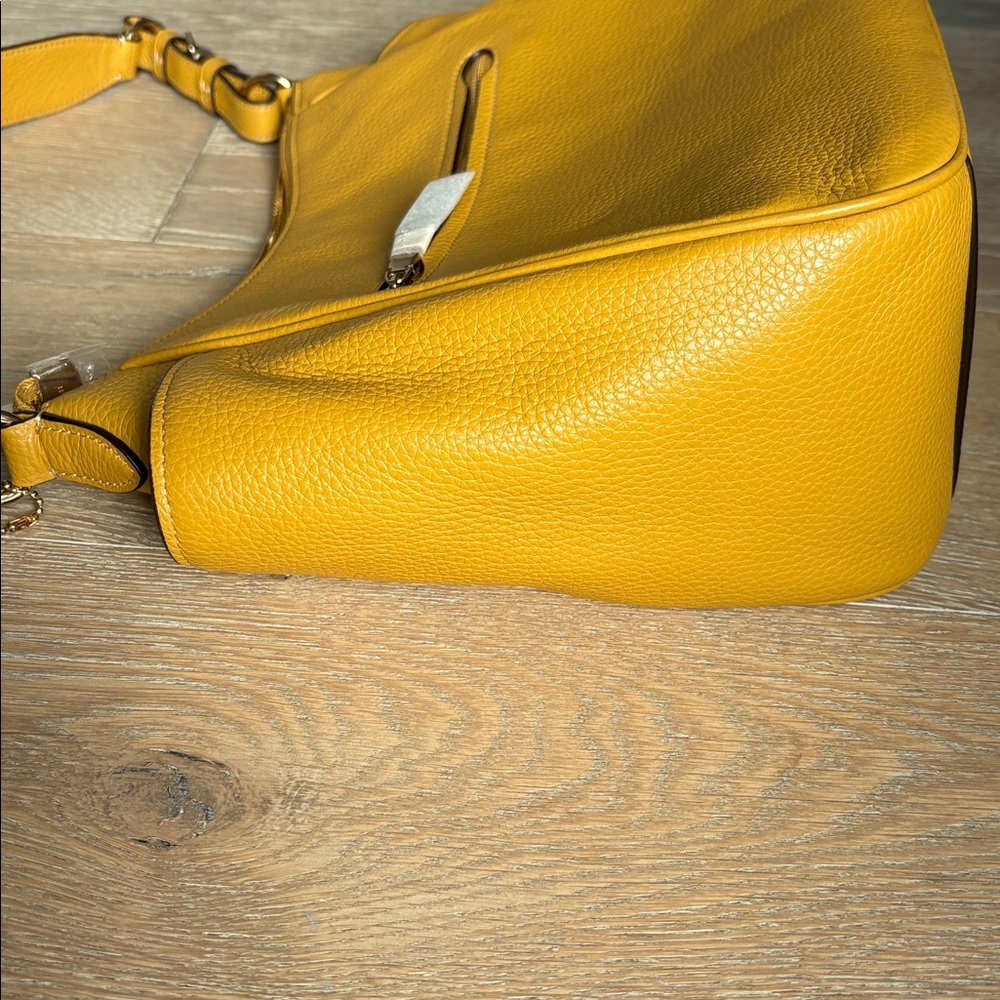 Coach bag NWT in a bright mustard color. Great purse for all seasons - Picture 4 of 9
